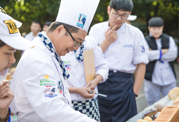 老师学员亲密互动